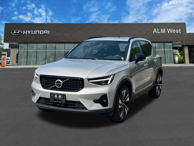2024 Volvo XC40 B5 Ultimate Dark Theme