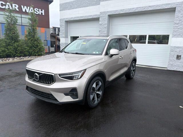 2023 Volvo XC40 B5 Plus Bright Theme