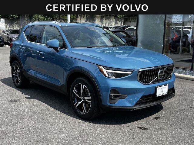 2023 Volvo XC40 B5 Plus Bright Theme