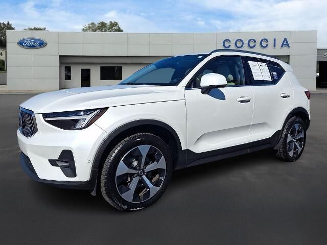 2023 Volvo XC40 B5 Plus Bright Theme
