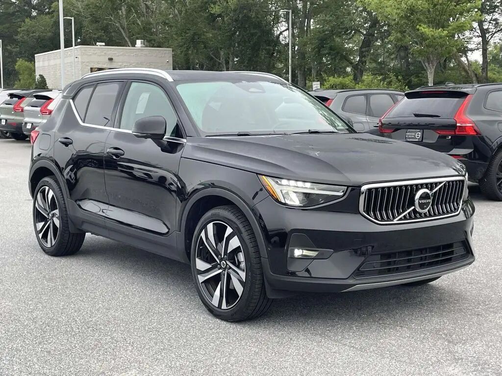 2023 Volvo XC40 B5 Plus Bright Theme — photo 1 of 13
