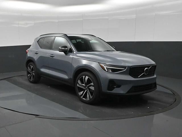 2023 Volvo XC40 B5 Plus Dark Theme — photo 1 of 13