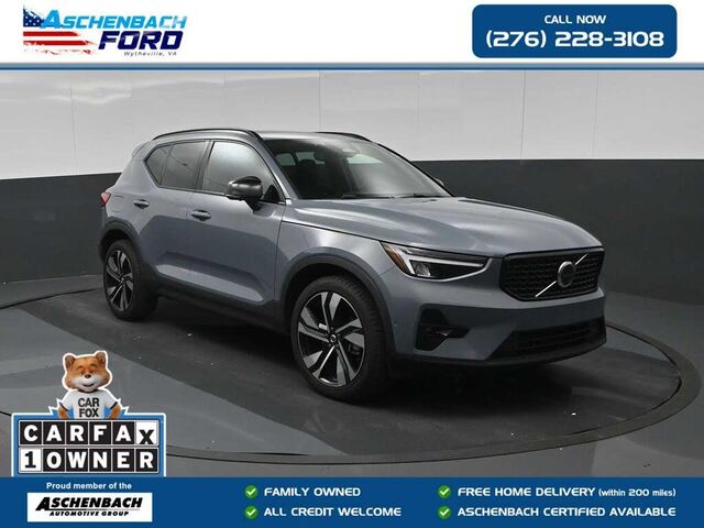 2023 Volvo XC40 B5 Plus Dark Theme