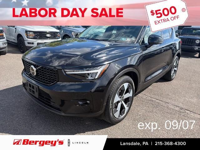 2023 Volvo XC40 B5 Plus Dark Theme — photo 1 of 13