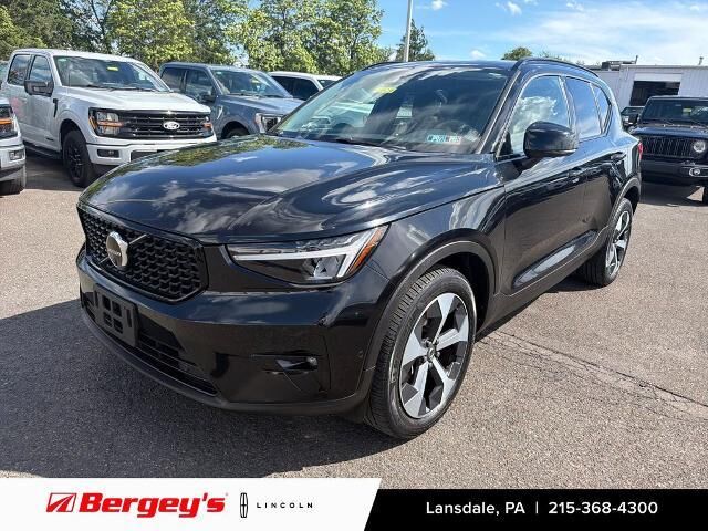 2023 Volvo XC40 B5 Plus Dark Theme