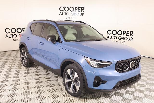 2023 Volvo XC40 B5 Plus Dark Theme