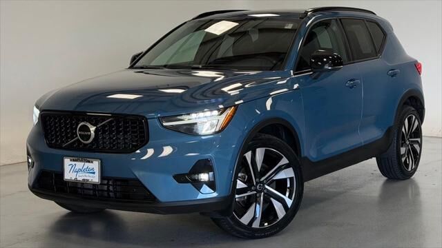 2023 Volvo XC40 B5 Plus Dark Theme