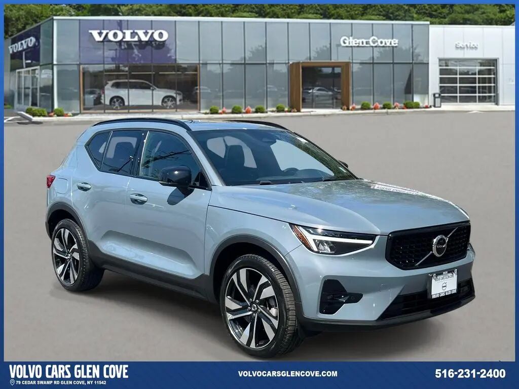 2023 Volvo XC40 B5 Plus Dark Theme