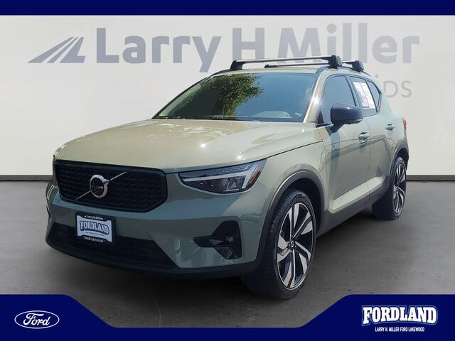2023 Volvo XC40 B5 Ultimate Dark Theme