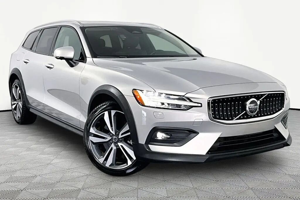 2025 Volvo V60 Cross Country B5 Plus — photo 1 of 13