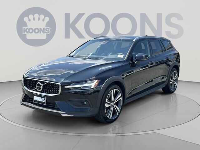 2025 Volvo V60 Cross Country B5 Plus — photo 1 of 13