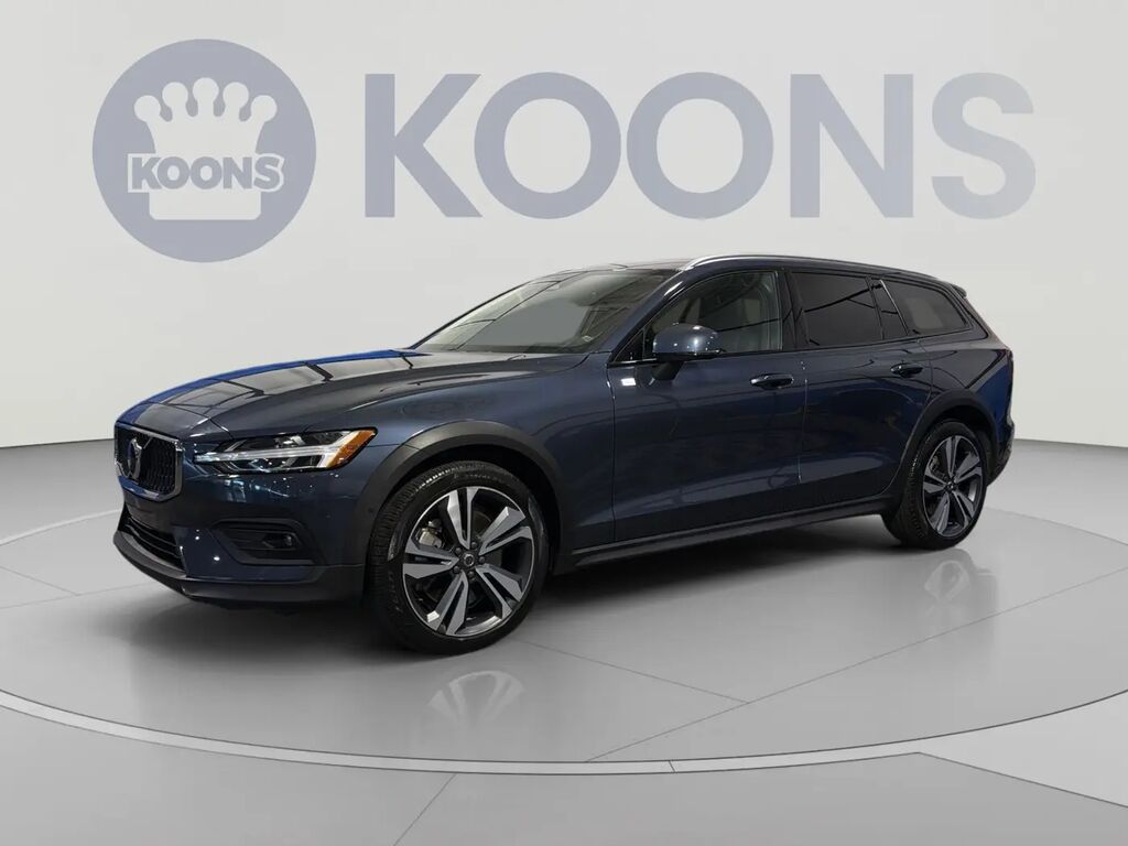 2025 Volvo V60 Cross Country B5 Plus — photo 1 of 13