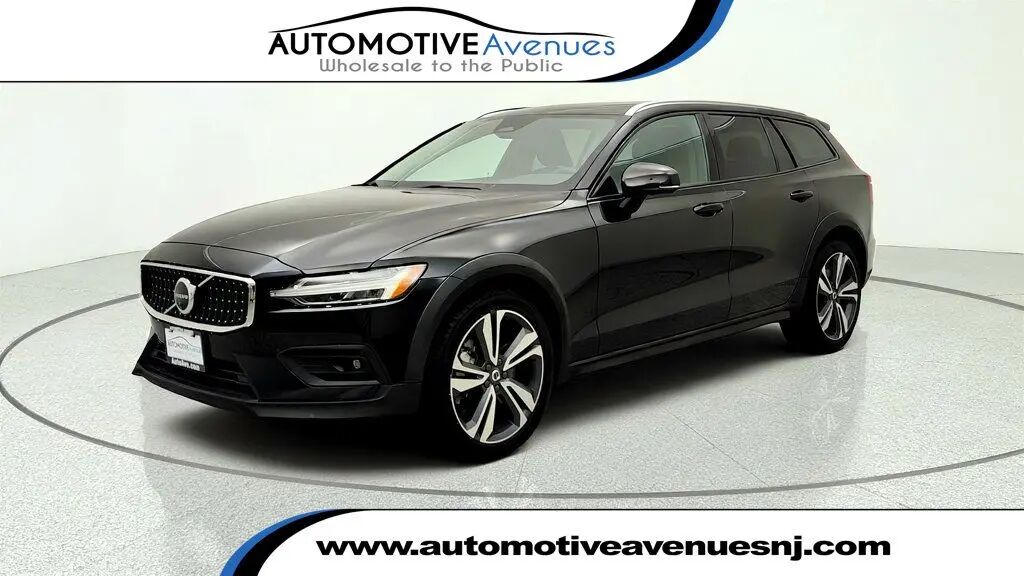 2025 Volvo V60 Cross Country B5 Plus — photo 1 of 13