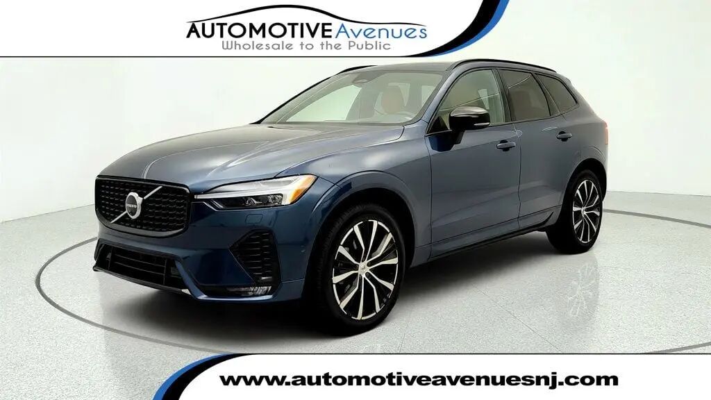 2025 Volvo XC60 B5 Ultra Dark Theme — photo 1 of 13