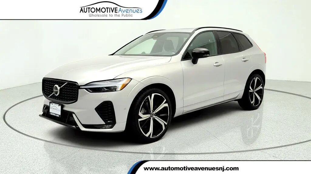 2025 Volvo XC60 B5 Ultra Dark Theme