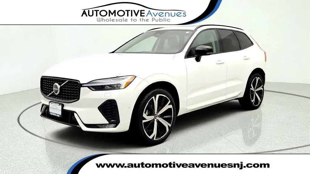 2025 Volvo XC60 B5 Ultra Dark Theme — photo 1 of 13