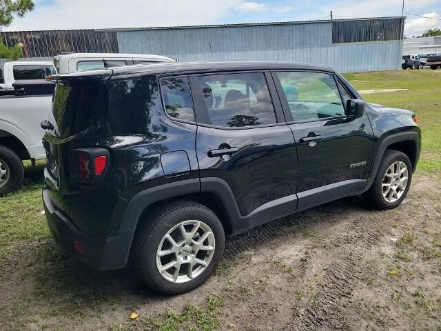 2023 Jeep Renegade Latitude — photo 1 of 8
