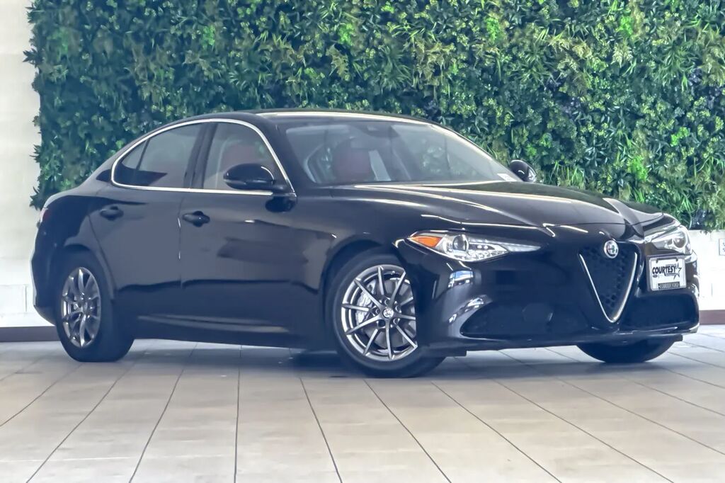 2020 Alfa Romeo Giulia Base — photo 1 of 12