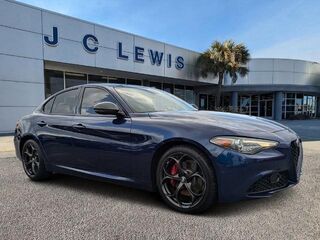 2019 Alfa Romeo Giulia Base — photo 1 of 13