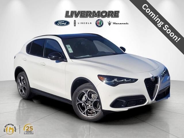 2025 Alfa Romeo Stelvio Base — photo 1 of 12